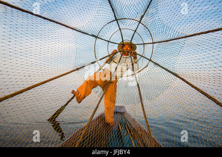 Lago Inle, Nyaungshwe, stato Shan, Myanmar, Fisherman guardando attraverso la rete da pesca, Foto Stock