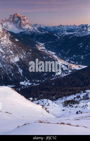 L'Europa, Italia, Veneto, Belluno, Val Fiorentina e del Monte Pelmo in corrispondenza di un tramonto in inverno come visto dal monte Poro, Dolomiti Foto Stock