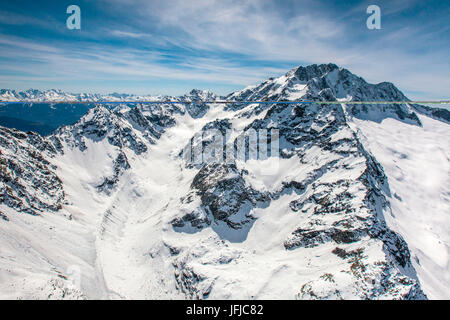 Vista aerea della piramide del Monte Disgrazia in inverno con il ghiacciaio del Ventina in close-up, Valmalenco, Valtellina, Lombardia, Italia Europa Foto Stock