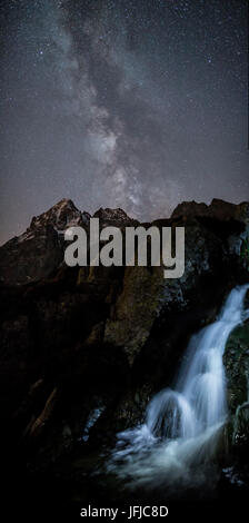 La via lattea su Monviso illumina una piccola cascata, Cozian Alpi, Piemonte, Italia, Europa Foto Stock