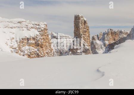 Le rocce del gruppo del Sella in inverno - paesaggio nevicato - Dolomiti - Trentino Foto Stock