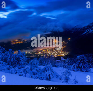 L'Europa, Italia, Lombardia, Sondrio, Bormio al blue ora dopo una nevicata in inverno, località turistica delle Alpi italiane Foto Stock