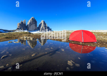 Gli escursionisti tenda davanti alle Tre Cime di Lavaredo al sunrise, Dolomiti di Sesto Trentino Alto Adige Italia Europa Foto Stock