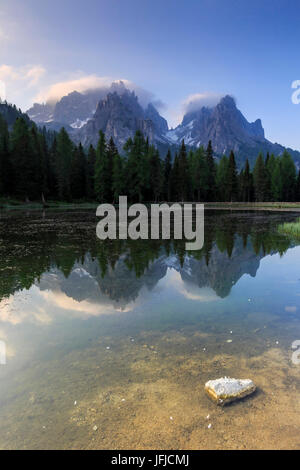 I Cadini di Misurina gruppo è riflessa nel Lago Antorno, Auronzo di Cadore Veneto Dolomiti di Sesto Italia Europa Foto Stock