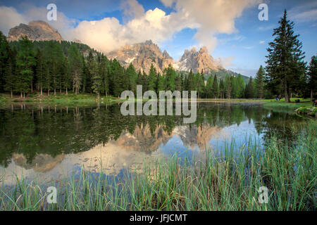 I Cadini di Misurina gruppo è riflessa nel Lago Antorno al tramonto, Auronzo di Cadore Veneto Dolomiti di Sesto Italia Europa Foto Stock