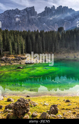 Gruppo del Latemar si riflette nelle verdi acque del lago di Carezza, Ega Dolomiti Alto Adige Trentino Alto Adige Italia Foto Stock