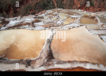 Le saline ancora in uso oggi provengono dal pre Civilizzazione Inca Maras Cusco Peru Sud America Foto Stock