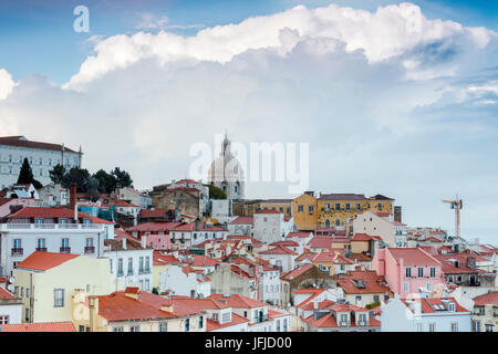 Tetti di terracotta e l'antica cupola vista dal Miradouro Alfama uno dei tanti punti di vista di Lisbona Portogallo Europa Foto Stock