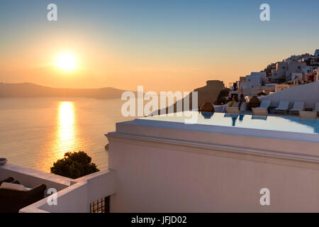 Tramonto sul Mare Egeo visto dal vecchio villaggio di Firostefani Santorini Cyclades Grecia Europa Foto Stock