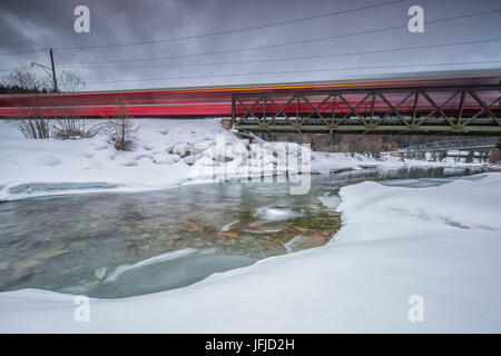 Bernina Express circondato dal paesaggio innevato Sankt Moritz Engadina Canton Grigioni Svizzera Europa Foto Stock