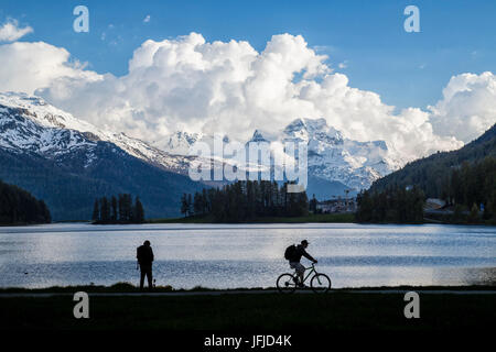 Silhouette di persone sulla riva del lago di Silvaplana Cantone dei Grigioni Engadina Maloja Svizzera Europa Foto Stock