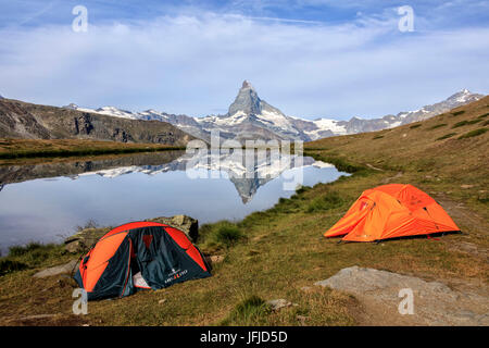 Tende di escursionisti sulla riva del lago Stellisee dove il Cervino è riflessa Zermatt Cantone del Vallese Svizzera Europa Foto Stock