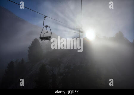 Seggiovia nella nebbia Languard Valle Engadina Canton Grigioni Svizzera Europa Foto Stock