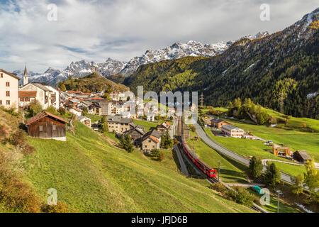 Vista di Ardez villaggio circondato da boschi e vette innevate Bassa Engadina Canton Grigioni Svizzera Europa Foto Stock