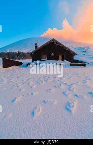 Il rifugio Galvarina in Sicilia, lungo l Alta Via di montagna Etna, visto come il Mongibello erutta, Etna, Sicilia, europa Foto Stock