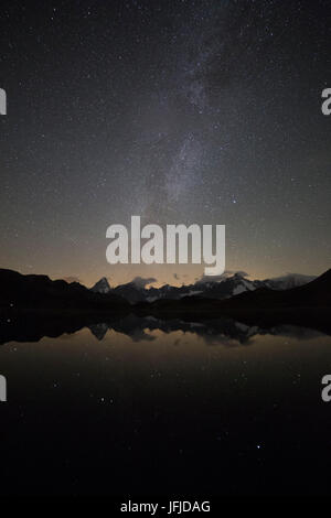 Cielo sopra Fenetre Lago e il massiccio del Monte Bianco, Val Ferret, Svizzera Foto Stock