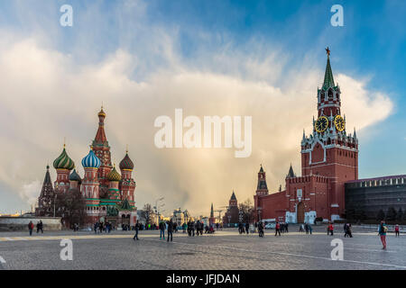 La Russia, Mosca, Piazza Rossa, il Cremlino, San basilici Cattedrale e il Cremlino Spasskaya Tower Foto Stock
