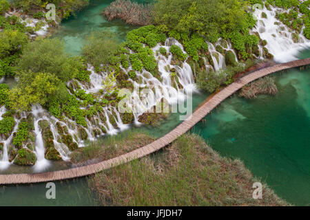 Il parco nazionale di Plitvice, Croazia, una passerella visto da sopra Foto Stock