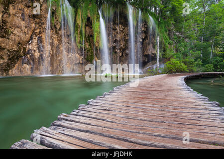Il parco nazionale di Plitvice, Croazia, una passerella e le cascate del parco, Foto Stock