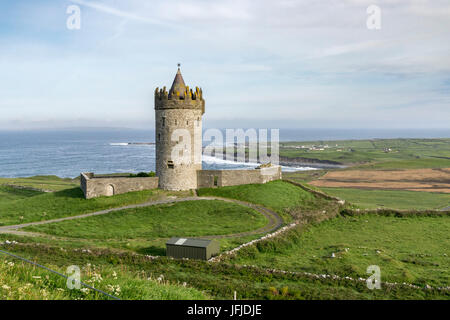 Doonagore Castello, vicino a Doolin, Munster, Co Clare, Irlanda, Europa Foto Stock