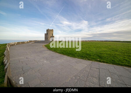 O'Brien's Tower, scogliere di Moher, Liscannor, Munster, Co Clare, Irlanda, Europa Foto Stock