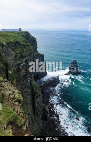 O'Brien dalla torre e Breanan Mór rock, scogliere di Moher, Liscannor, Munster, Co Clare, Irlanda, Europa Foto Stock