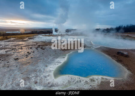 Strokkur Geyser, Haukadalur area geotermica, Haukadalur, Arnessysla, Sudurland, Islanda, Europa Foto Stock