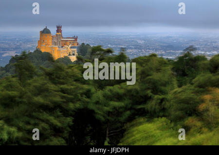 Le colorate e decorate castello Palácio da Pena sulla sommità della collina di São Pedro de Penaferrim Sintra distretto di Lisbona Portogallo Europa Foto Stock
