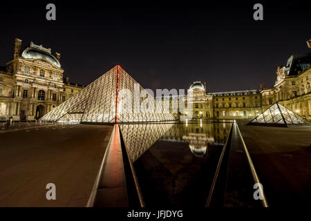 Vista del museo del Louvre e la Piramide, Parigi, Francia Foto Stock