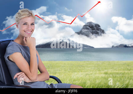 Immagine composita del ritratto di sorridere imprenditrice seduti su una sedia Foto Stock