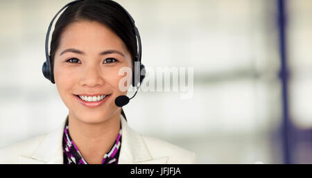 Immagine composita di attraente ingegnere femmina sorridente verso la telecamera Foto Stock