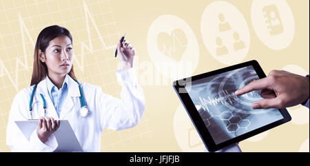 Immagine composita di asian medico rivolto con penna Foto Stock