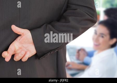 Immagine composita di imprenditore con le dita incrociate Foto Stock