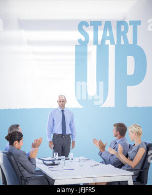 Immagine composita della gente di affari ad applaudire durante la riunione Foto Stock