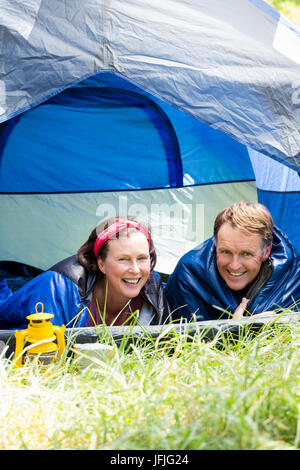 Coppia senior sorridente dentro la loro tenda Foto Stock