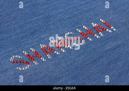 Closeup iscrizione Shanghai, intarsio di strass sul denim. Messa a fuoco selettiva. Profondità di campo Foto Stock