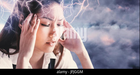 Immagine composita di nervosa imprenditrice tenendo la testa Foto Stock