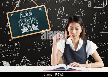 Immagine composita di pensosa imprenditrice la lettura Foto Stock