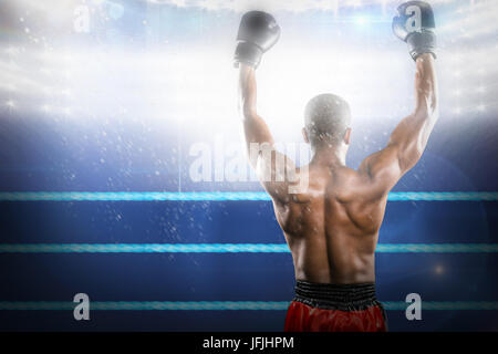 Immagine composita del boxer in posa dopo la vittoria Foto Stock