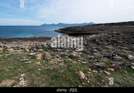 Robusto costa rocciosa vicino al figlio necropoli reale nel figlio reale, Maiorca, isole Baleari, Spagna. Foto Stock