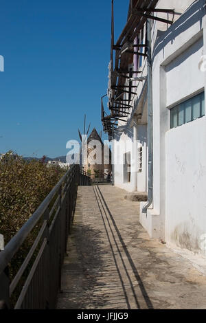 PALMA DE MALLORCA, Spagna - 17 Marzo 2017: Santa Catalina alley architettura con scorcio di un mulino a vento in una giornata di sole il 17 marzo 2017 a Palma, Mal Foto Stock