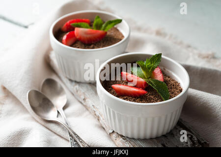 Tiramisù alla fragola e menta in ramekins sul bianco tavolo orizzontale Foto Stock