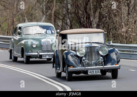 L'annata 1947 Jaguar Mark IV testa di discesa Guida su strade di campagna vicino alla città di Birdwood, Sud Australia. Foto Stock