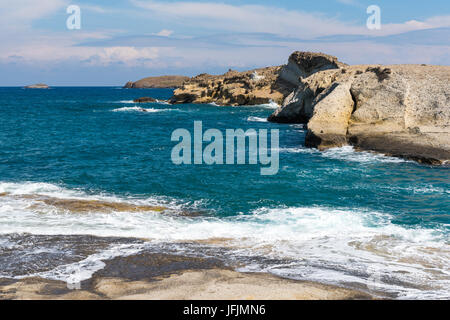 Agios Konstantinos, rocciosa e la spiaggia tranquilla nel lato nord dell'isola di Milos. Cicladi Grecia. Foto Stock