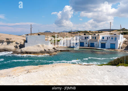 Barca tradizionale case nel villaggio di Agios Konstantinos sulla costa di Isola di Milos. Cicladi Grecia. Foto Stock