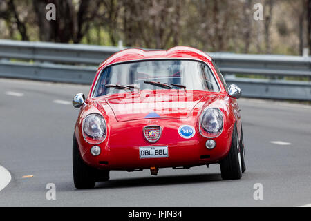 L'annata 1959 Fiat Abarth 750 Gt Zagato Coupe guida su strade di campagna vicino alla città di Birdwood, Sud Australia. Foto Stock