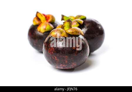 Mangosteen viola la frutta tropicale isolata su sfondo bianco Foto Stock