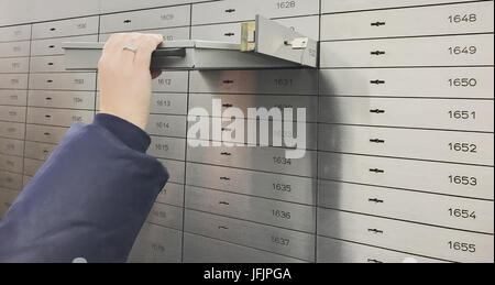 Cassetta di sicurezza aperto in un certo sicuro cella di deposito Foto Stock