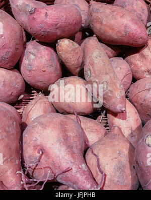 La patata dolce su un mercato di frutta e verdura Foto Stock