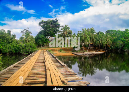 Ponte sul grande fiume in tropicale nord del Madagascar Foto Stock